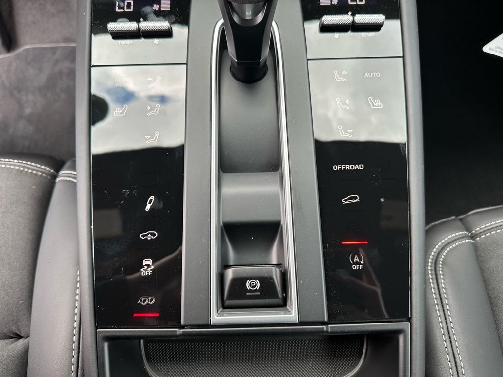 Thumbnail: 2026 Porsche Macan - 27