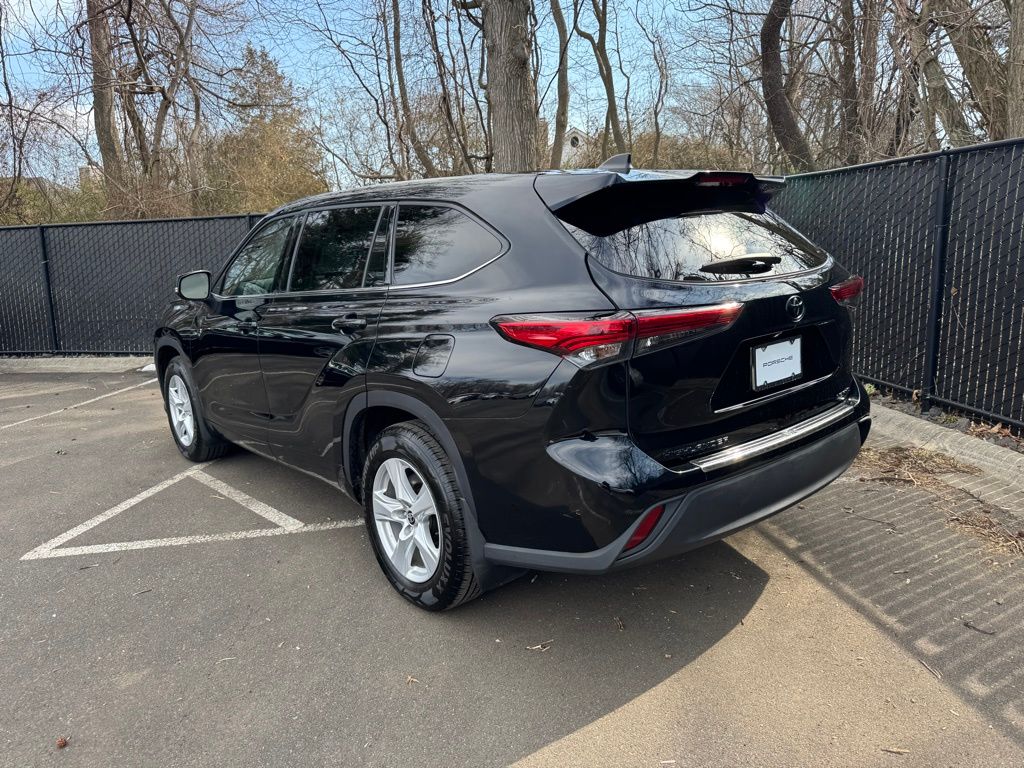 2022 Toyota Highlander LE 3