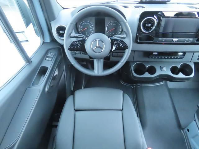 Thumbnail: 2025 Mercedes-Benz Sprinter - 11