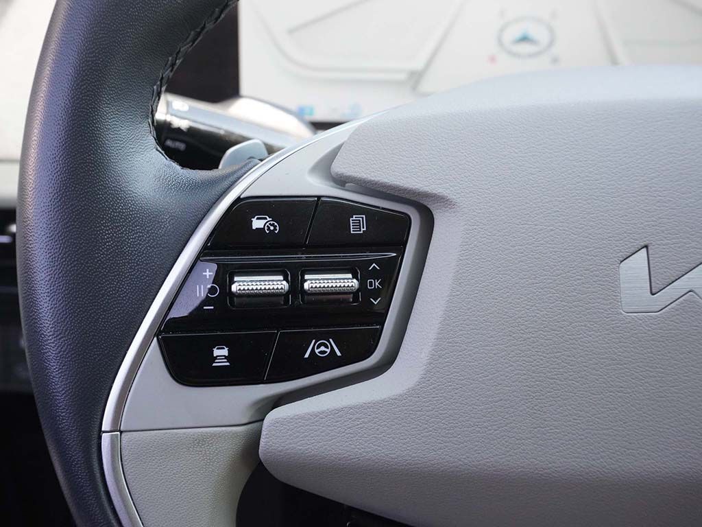 Used 2024 White Kia Wind image 42