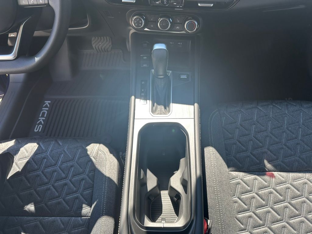 2025 Nissan Kicks SV