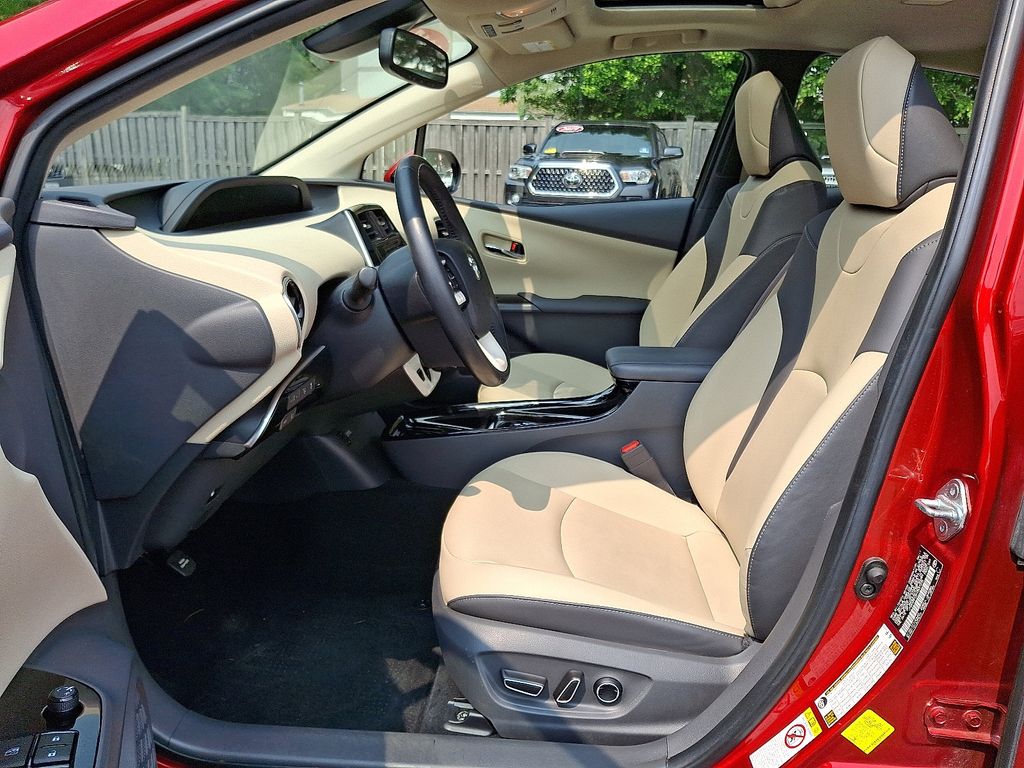 2017 Toyota Prius Four 13