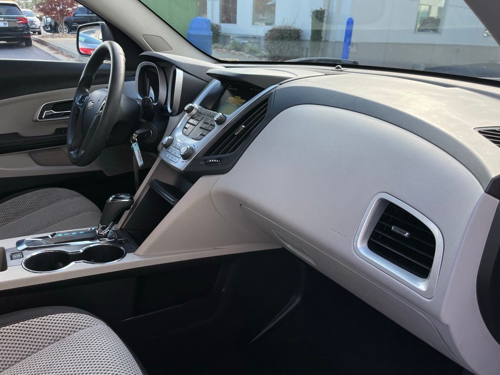 Thumbnail: 2017 Chevrolet Equinox - 32