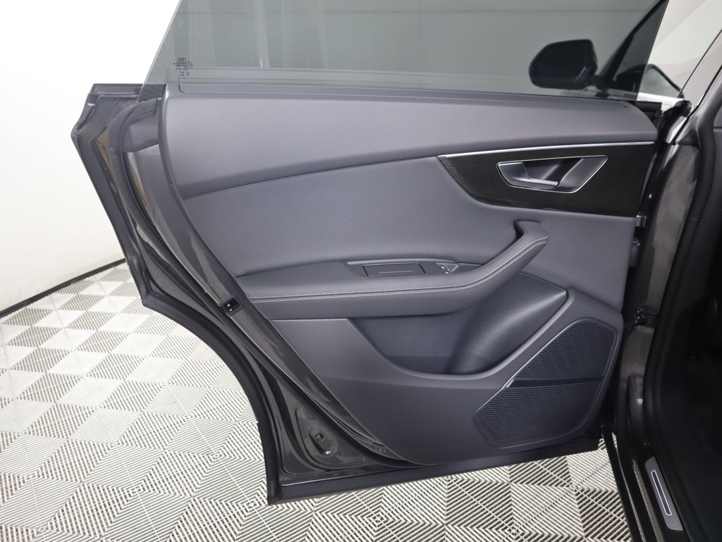 Thumbnail: 2026 Audi Q8 - 27