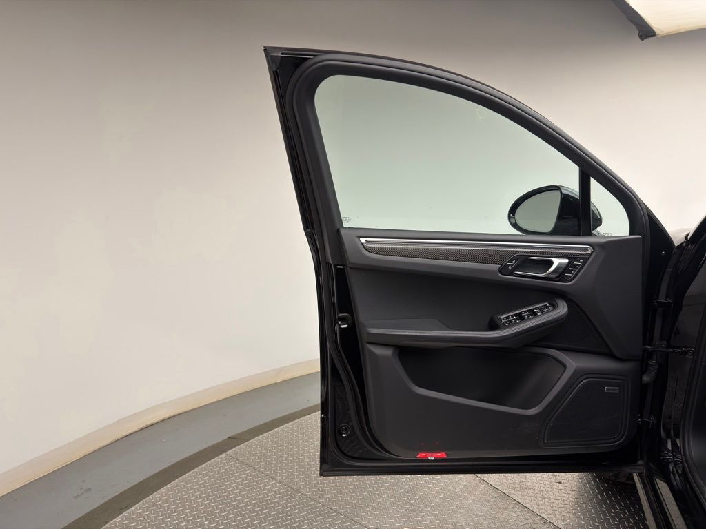 Thumbnail: 2021 Porsche Macan - 9