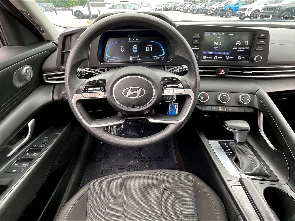 2025 Hyundai Elantra — photo 16