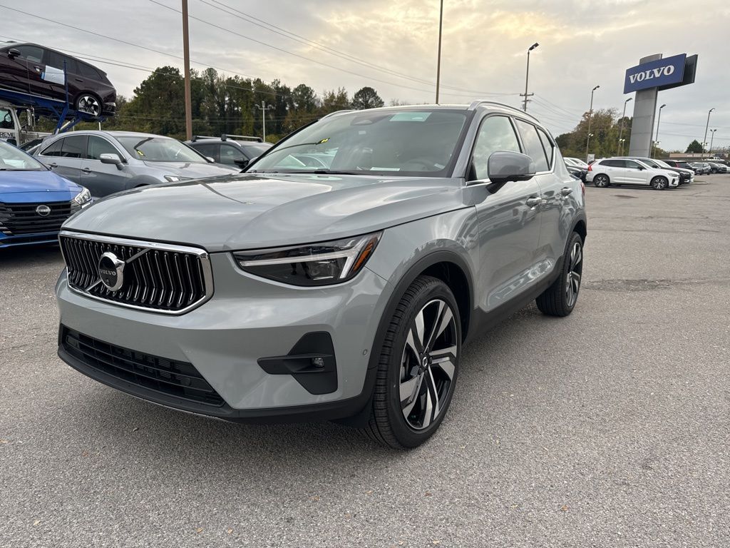 2025 Volvo XC40 