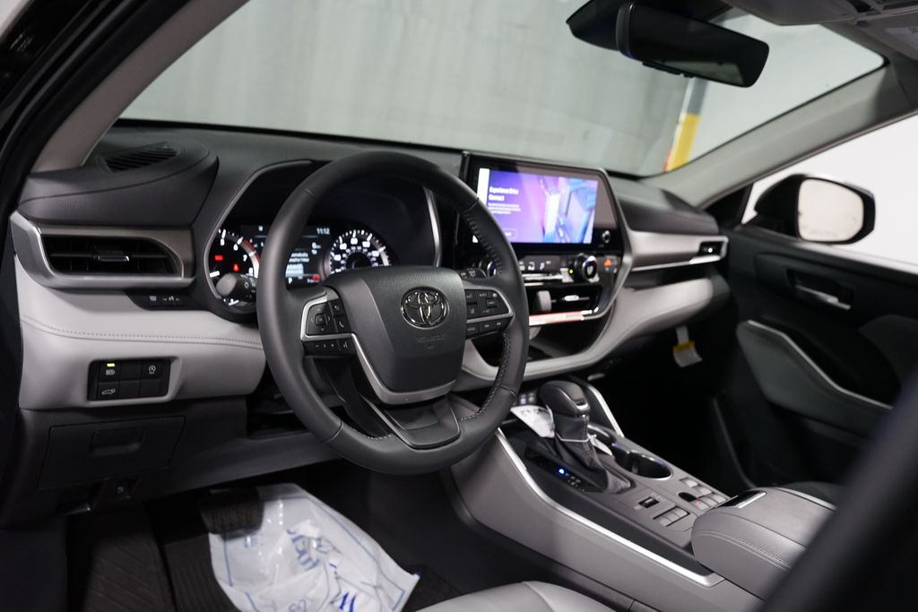 Thumbnail: 2026 Toyota Highlander - 12