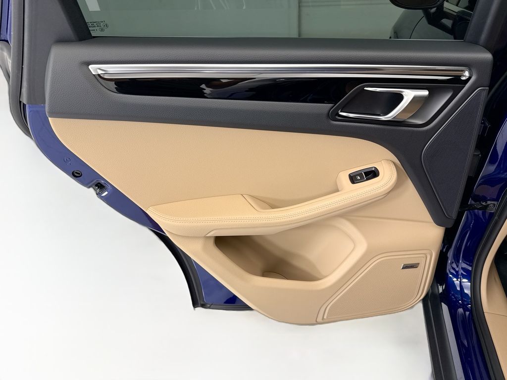 Thumbnail: 2026 Porsche Macan - 26