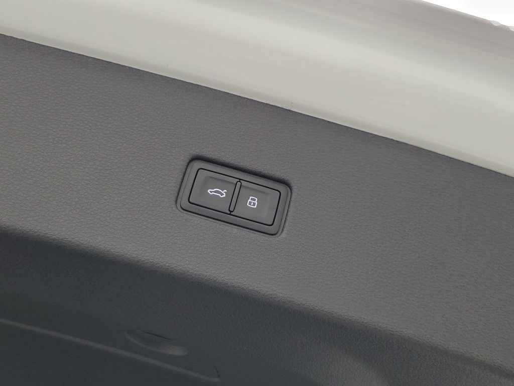 Thumbnail: 2026 Audi Q8 - 11