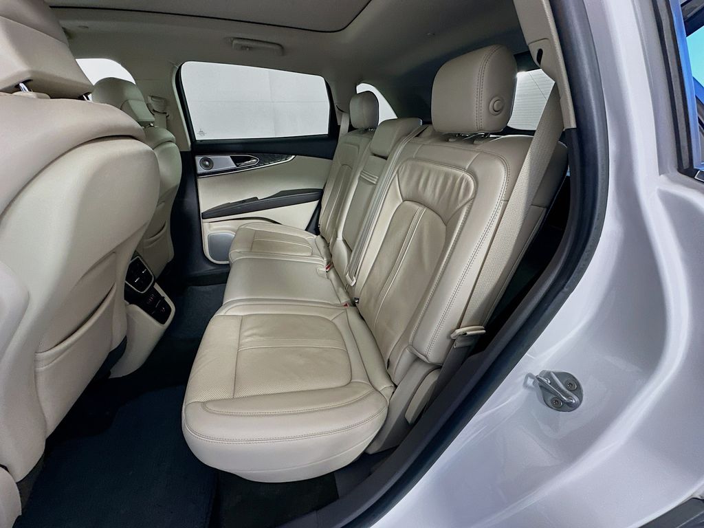 Thumbnail: 2019 Lincoln Nautilus - 25