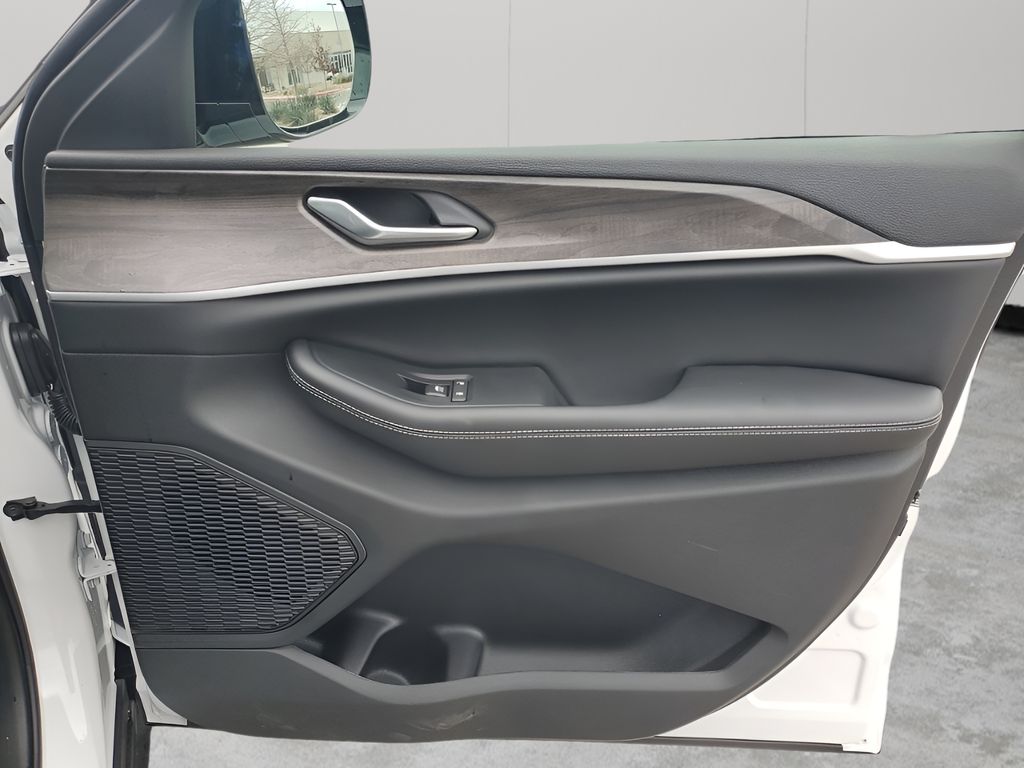 New 2026 White/off-white Jeep Laredo image 13