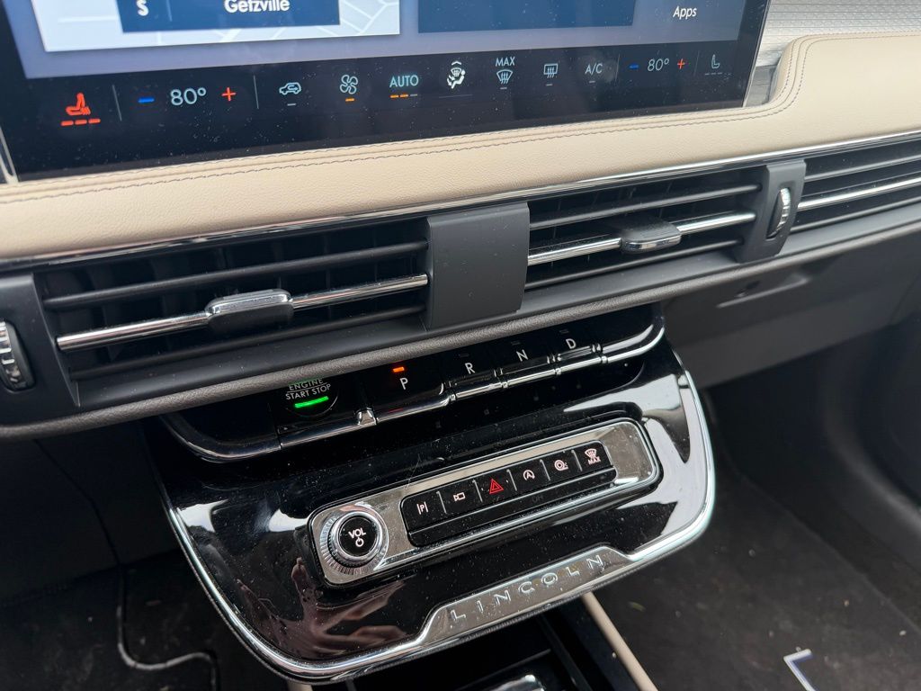 Used 2023 White Lincoln Standard image 8