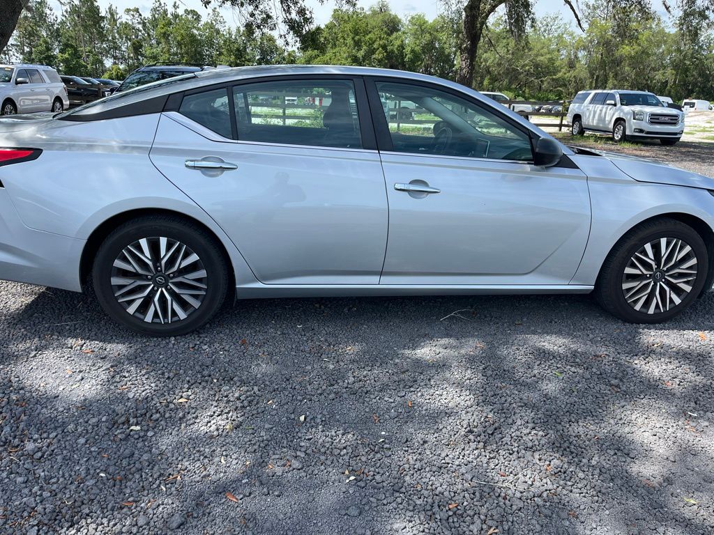 2024 Brilliant Silver Metallic Nissan Altima 2.5 SV FWD Sedan