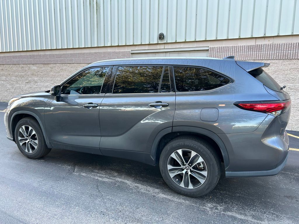 Thumbnail: 2022 Toyota Highlander - 3