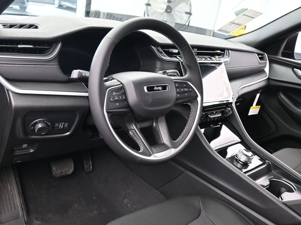 New 2026 Diamond Black Crystal Pearlcoat Jeep Laredo image 13