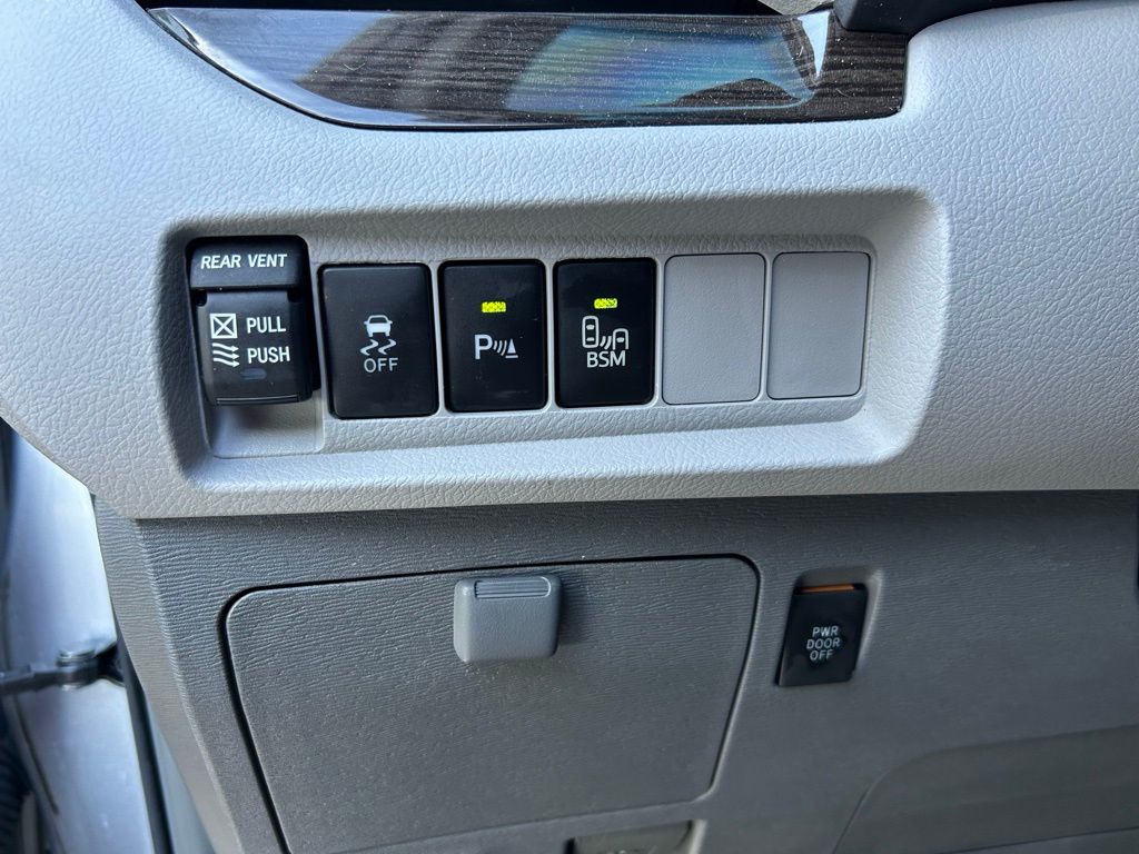 Thumbnail: 2017 Toyota Sienna - 19