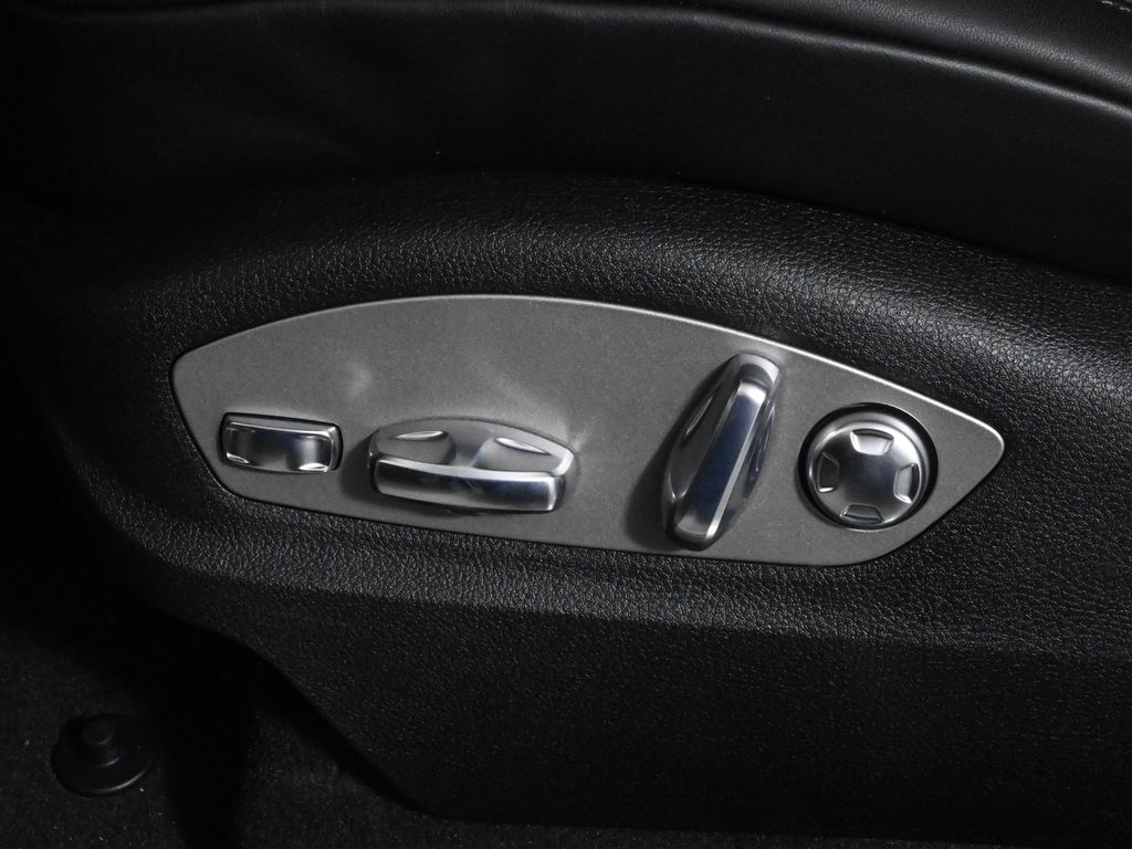 Thumbnail: 2026 Porsche Macan - 29