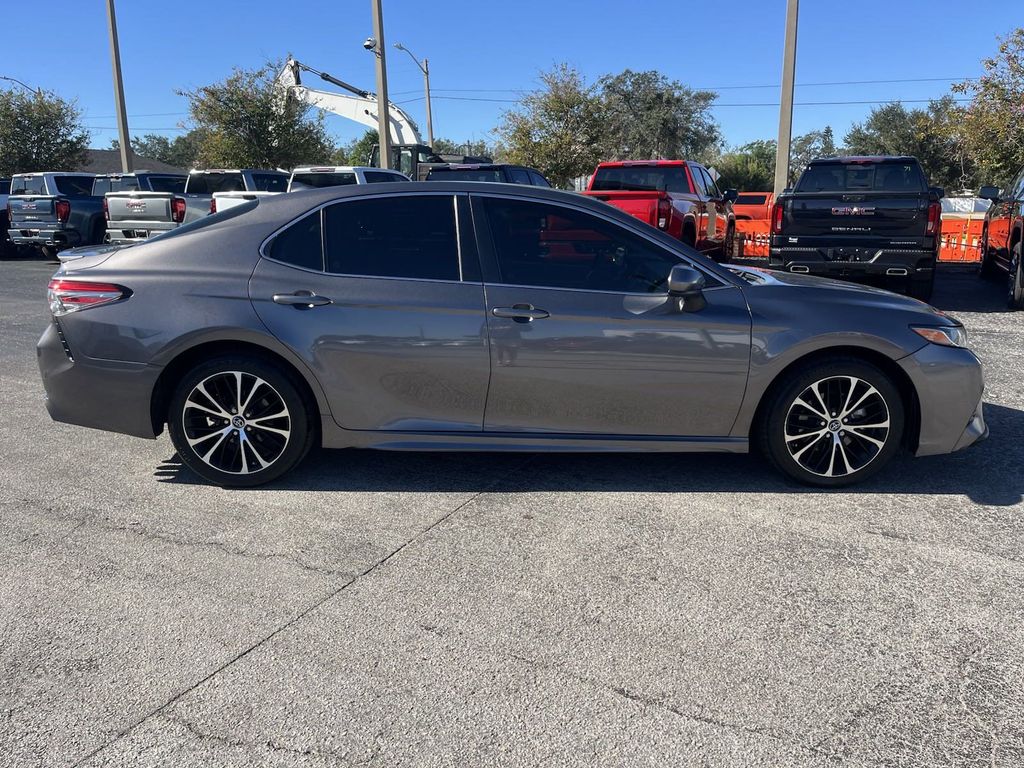 2019 Toyota Camry SE 3