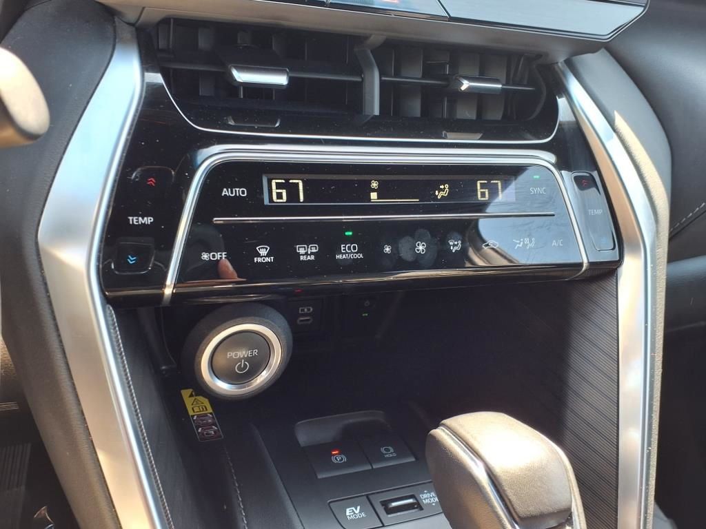 2024 Toyota Venza XLE photo 12