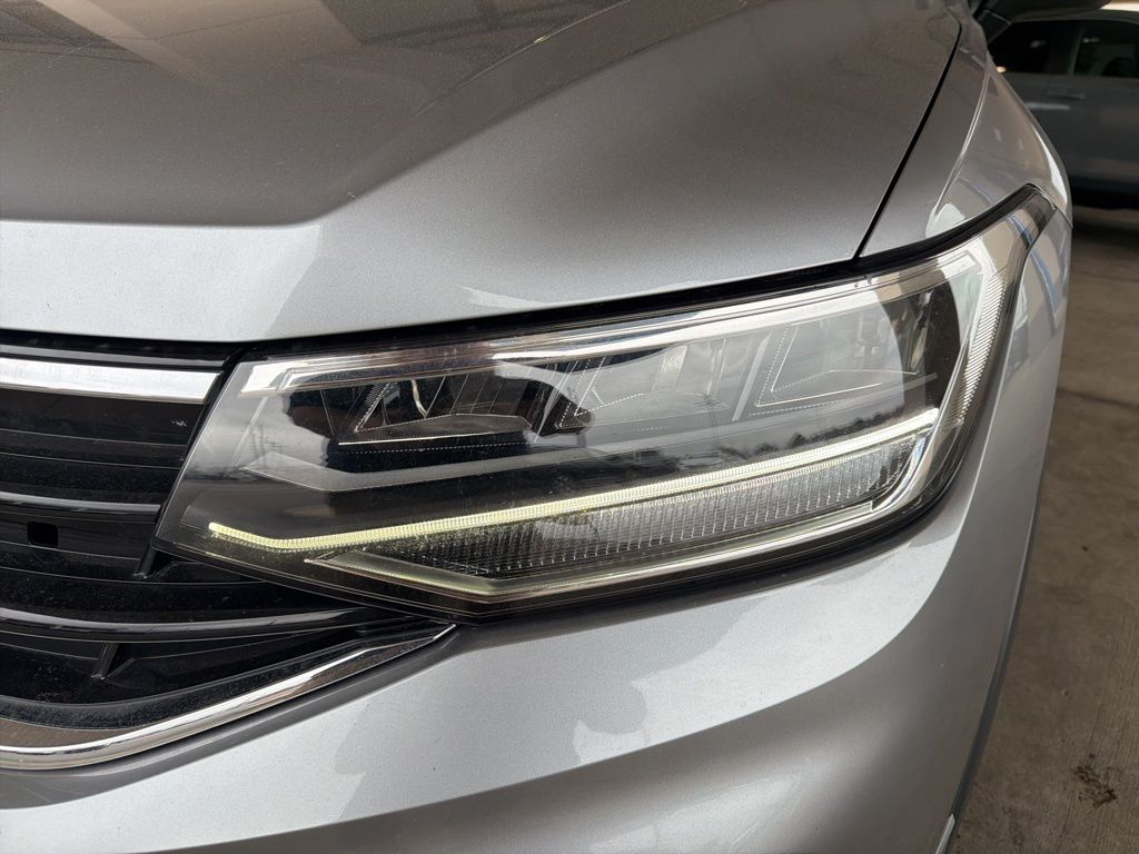 Thumbnail: 2023 Volkswagen Tiguan - 9