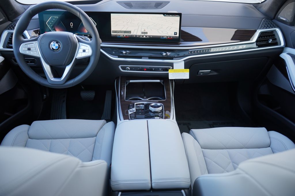 2025 BMW X7 xDrive40i 14