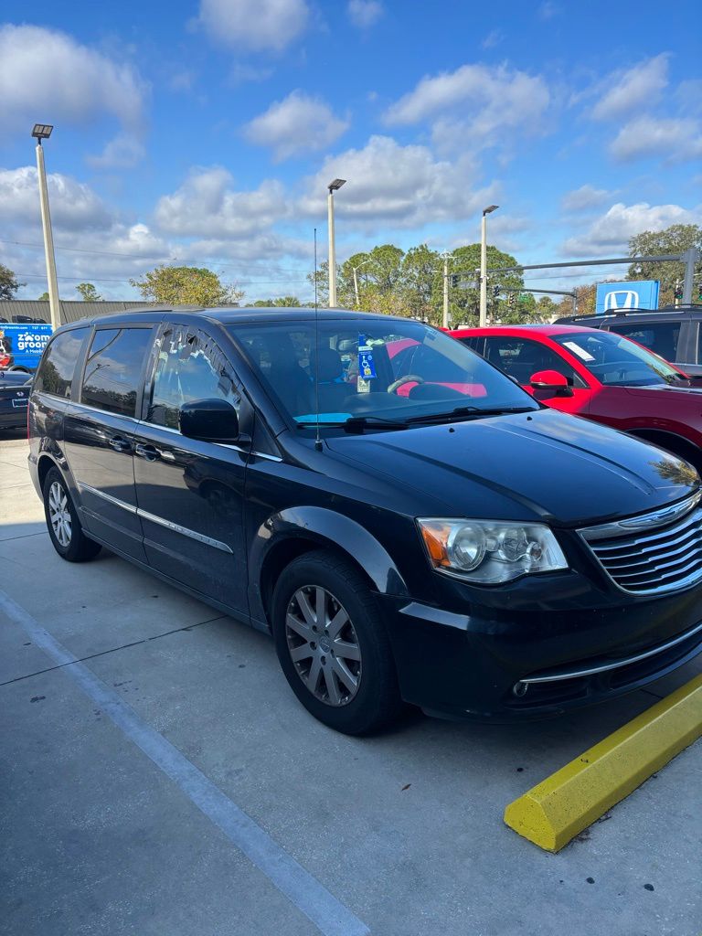 2016 Chrysler Town & Country Touring 1