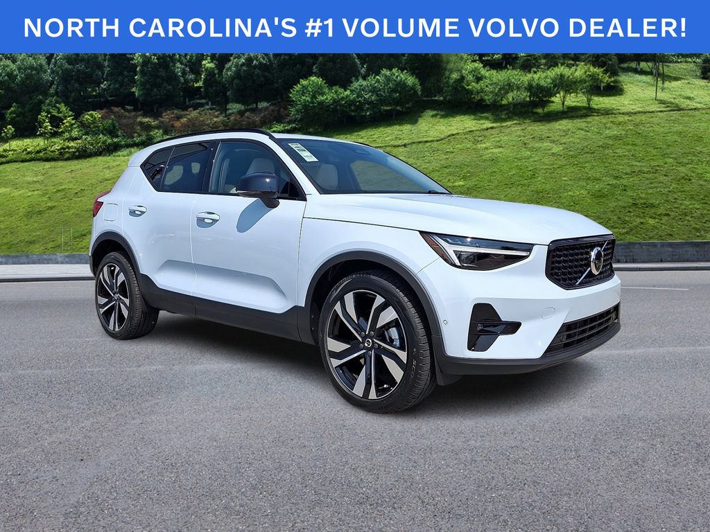 White (Cloud) 2026 Volvo XC40 SUV / Crossover All-Wheel Drive Automatic