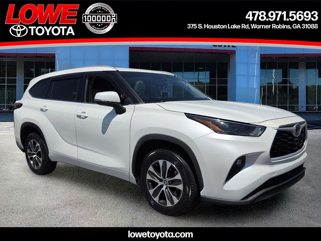 White (Wind Chill Pearl) 2022 Toyota Highlander XLE FWD SUV / Crossover Front-Wheel Drive 8-Speed Automatic
