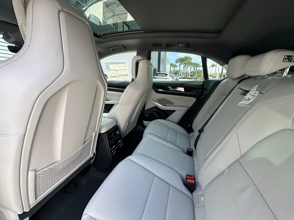 2025 Porsche Macan T 28