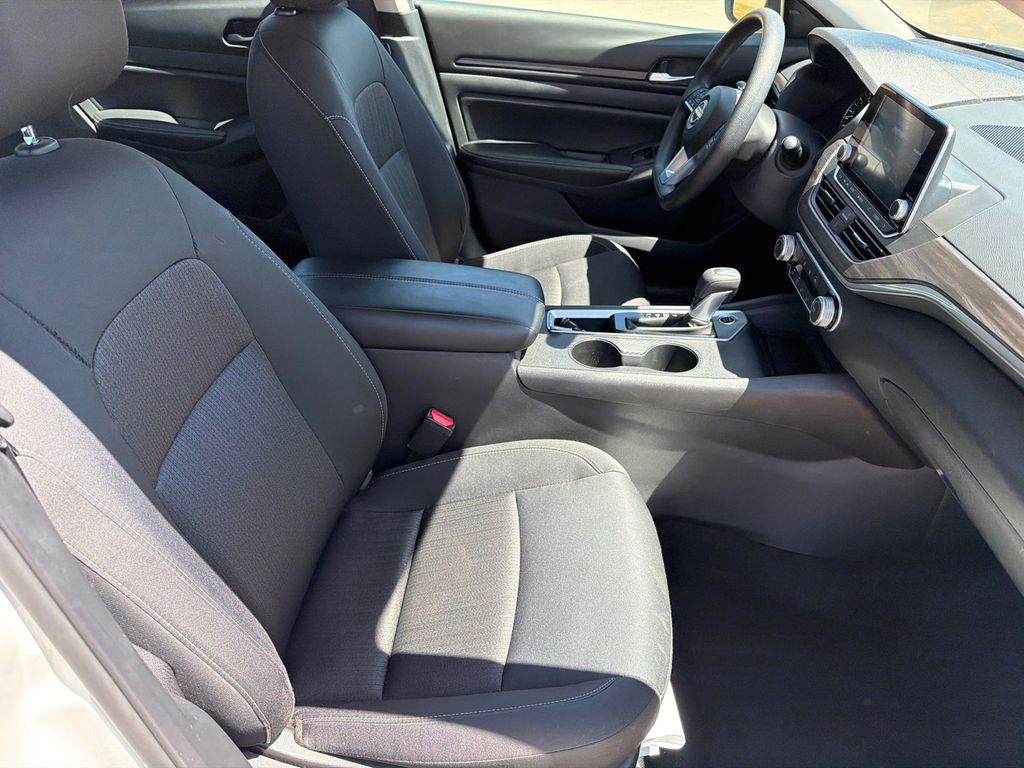 Used 2025 White Nissan 2.5 SV image 13