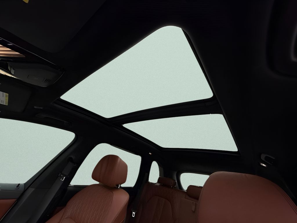 Used 2022 White BMW M50i image 22