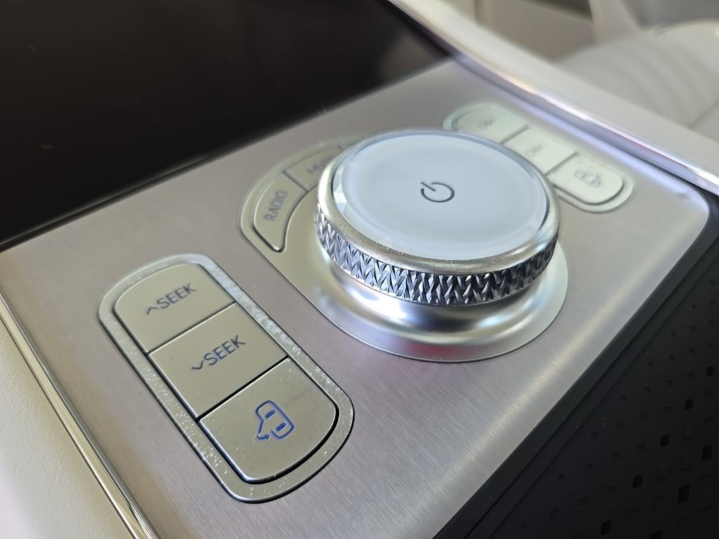 2025 Genesis G90  30
