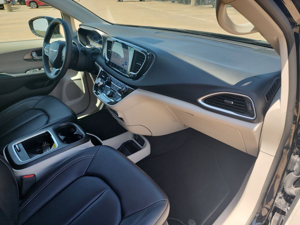 2024 Chrysler Pacifica Touring L photo