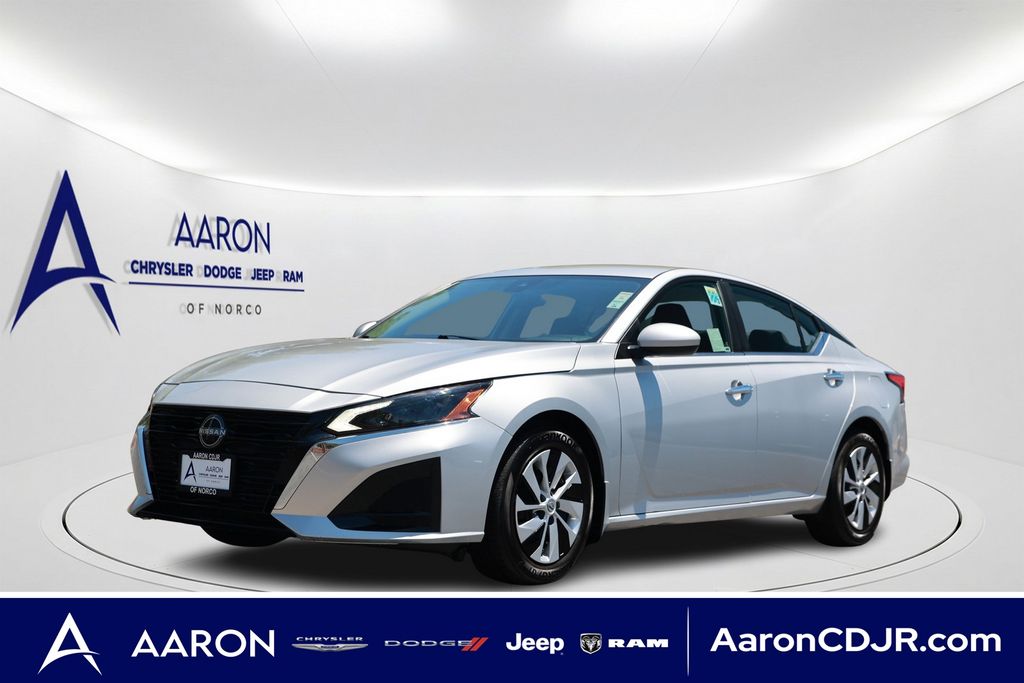 Brilliant Silver Metallic 2023 Nissan Altima Sedan Front-Wheel Drive Continuously Variable Transmission