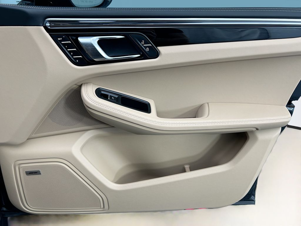 Thumbnail: 2026 Porsche Macan - 26