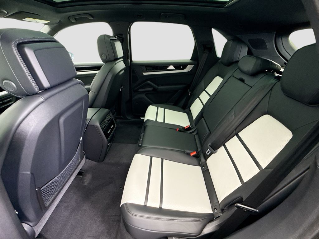 Thumbnail: 2026 Porsche Cayenne - 19