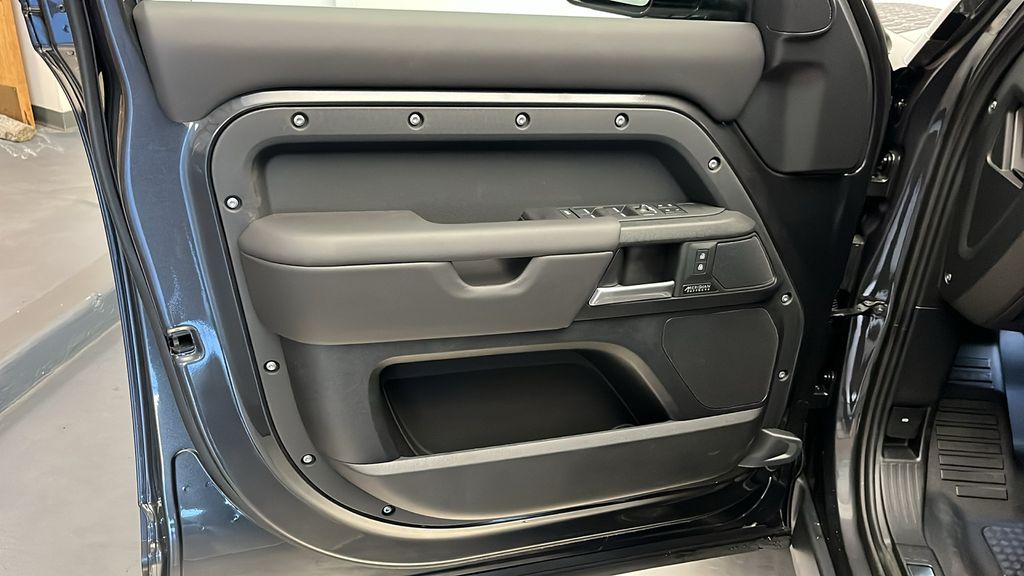 2025 Land Rover Defender 110 11