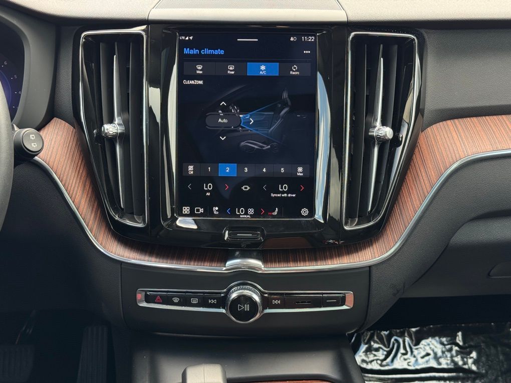 2023 Volvo XC60 B5 Plus photo 20