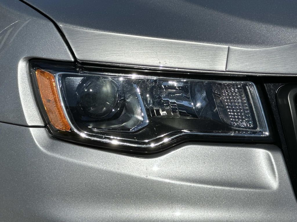 Thumbnail: 2017 Jeep Grand Cherokee - 5