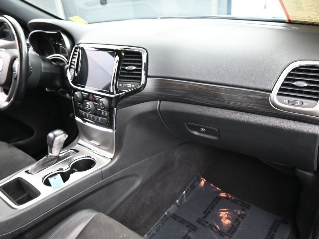 Used 2021 Diamond Black Crystal Pearlcoat Jeep Laredo X image 40