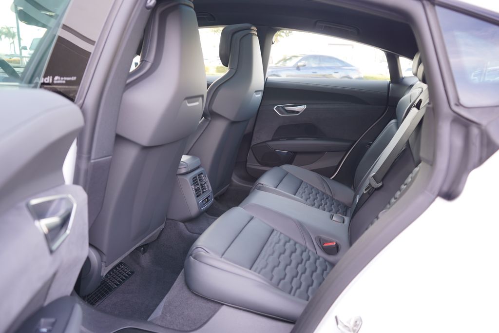 2025 Audi e-tron GT Premium Plus 14
