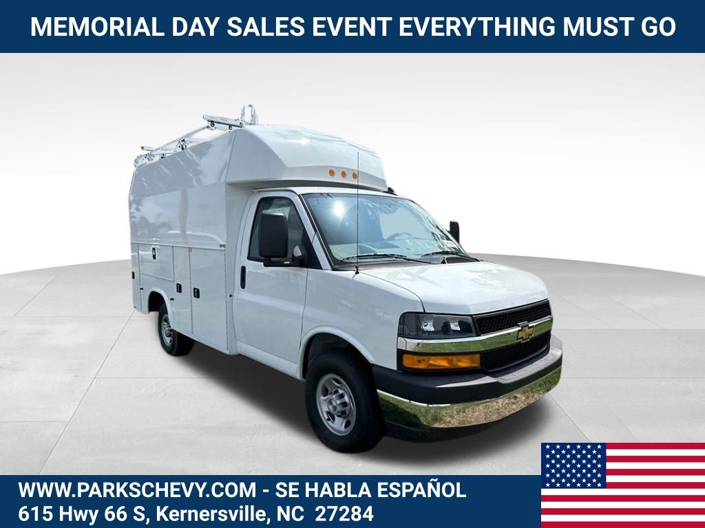 Summit White 2025 Chevrolet Express Chassis 3500 Cutaway 139 Van Rear-Wheel Drive 8-Speed Automatic
