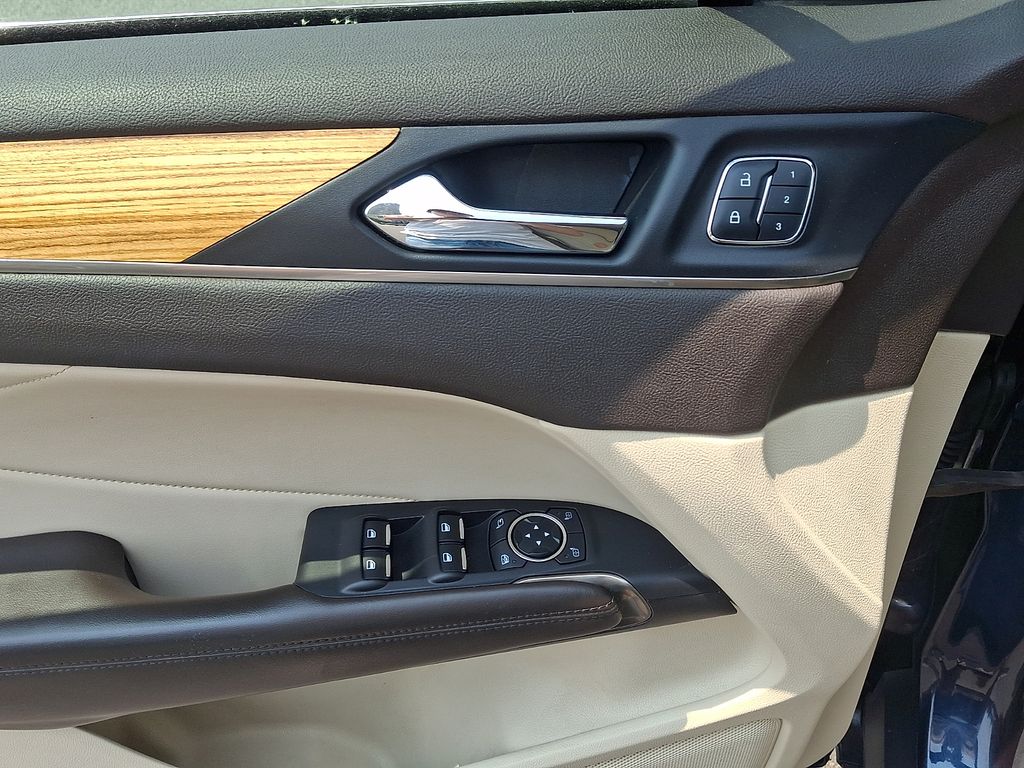 Thumbnail: 2015 Lincoln MKC - 12