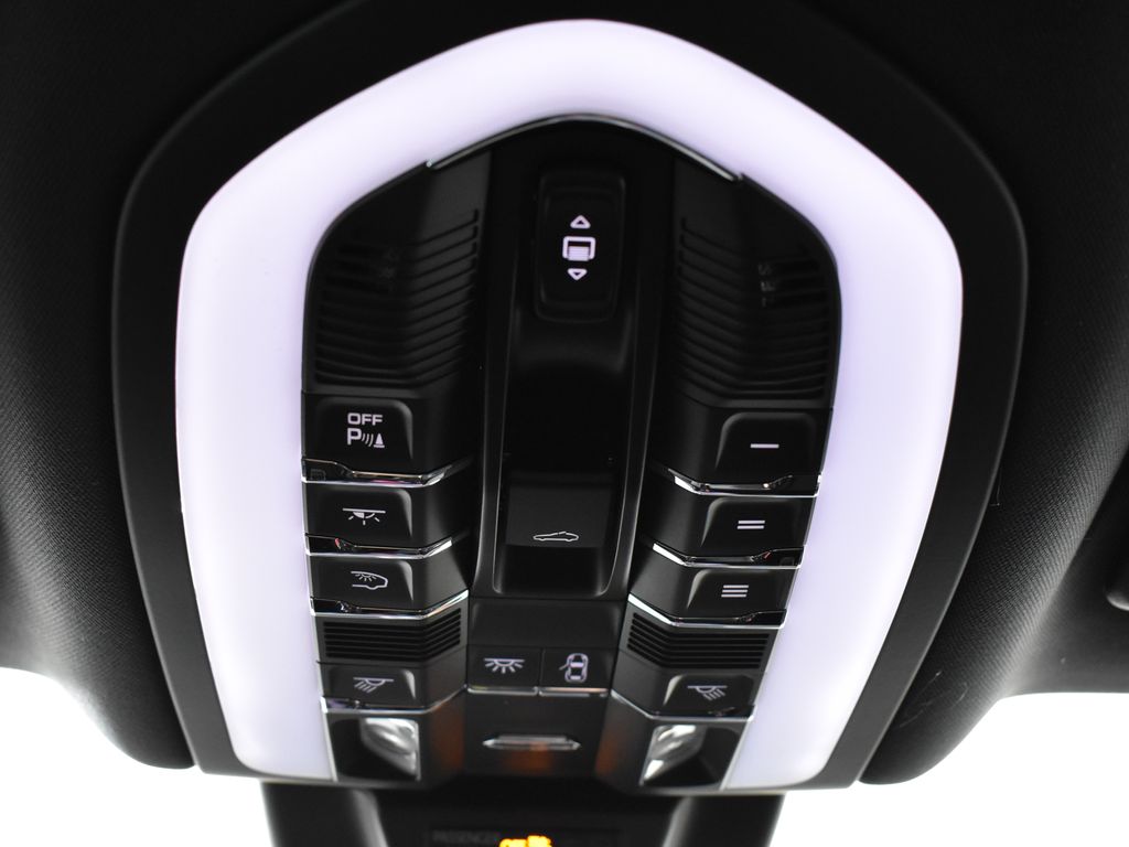 Thumbnail: 2026 Porsche Macan - 21