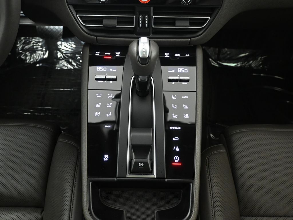 Thumbnail: 2024 Porsche Macan - 24