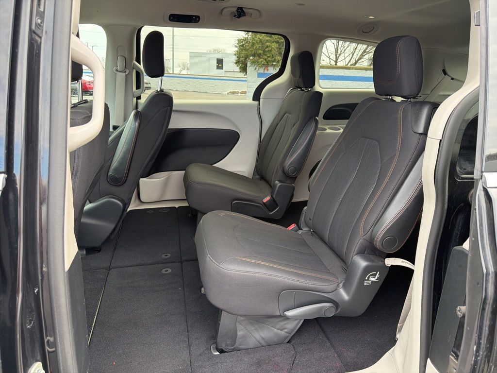 Thumbnail: 2017 Chrysler Pacifica - 18