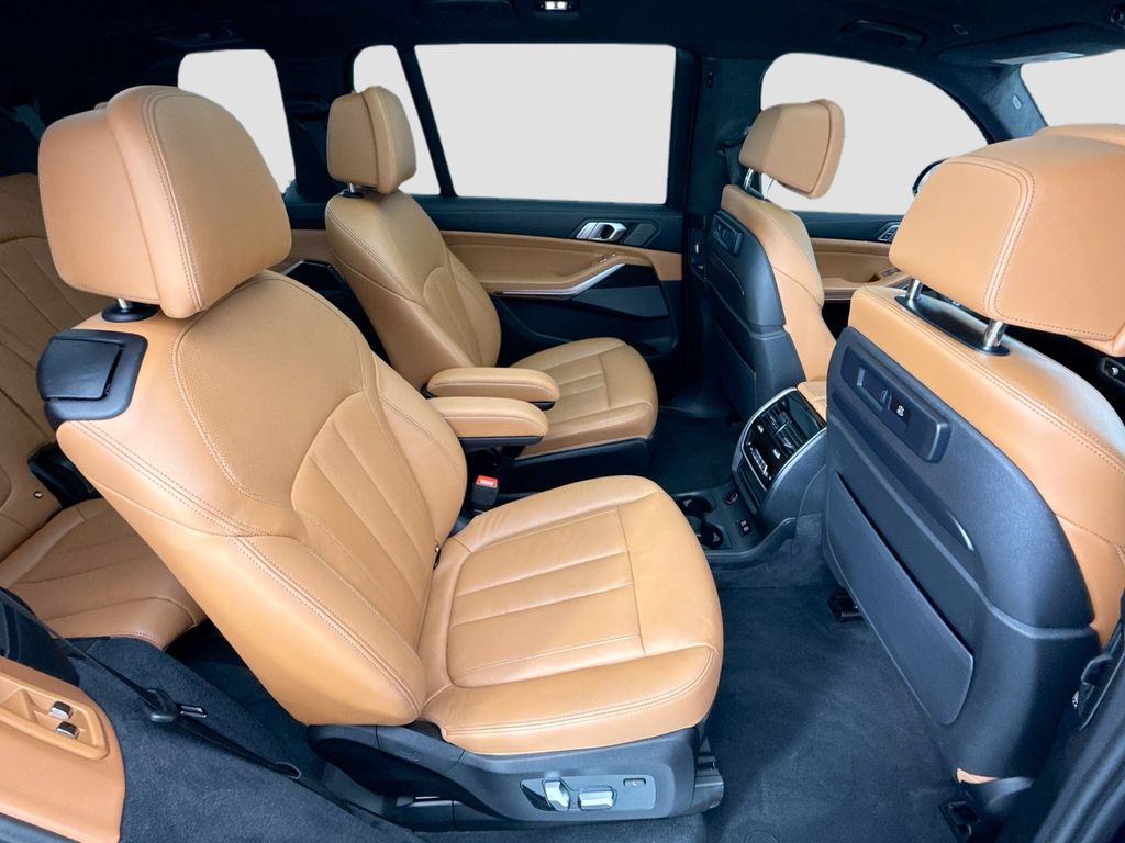 Thumbnail: 2021 BMW X7 - 21