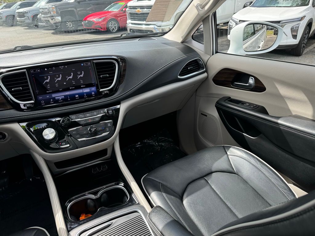 2022 Chrysler Pacifica Limited 25