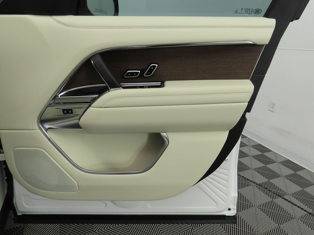 2024 Land Rover Range Rover SE 25